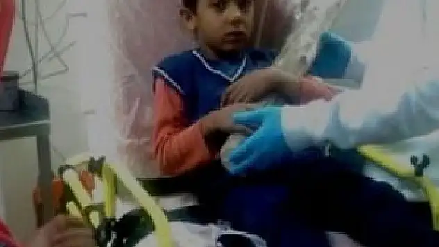 Eline batan çivili tahtayla hastaneye götürüldü