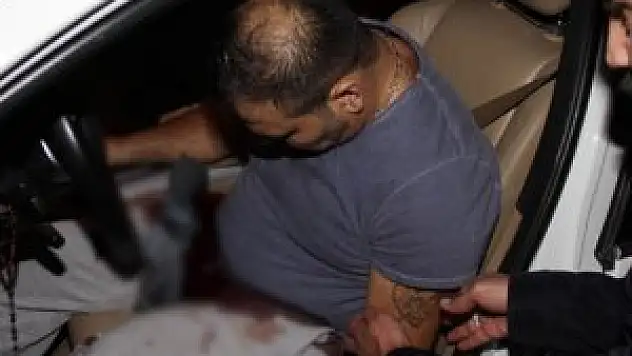 Otomobilde silahlı saldırıya uğrayarak ağır yaralandı