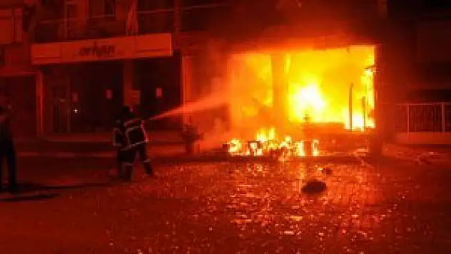 Giyim mağazası alev alev yandı