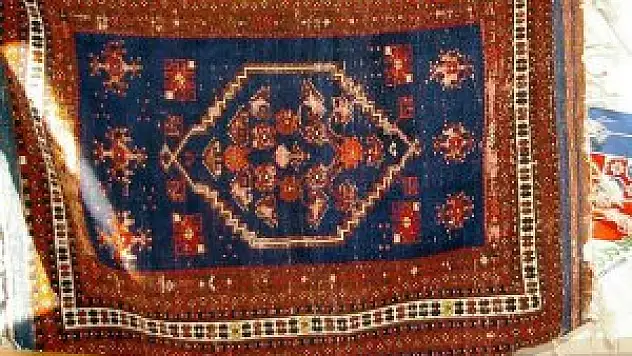 Cami restorasyonunda 300 yıllık Yağcıbedir halısı bulundu