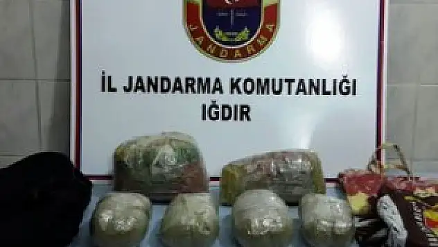 Sınırdan 10 kilo uyuşturucuyla geçmeye çalışırken yakalandı
