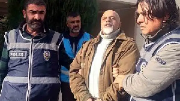 Aracı yakarken yakalandı