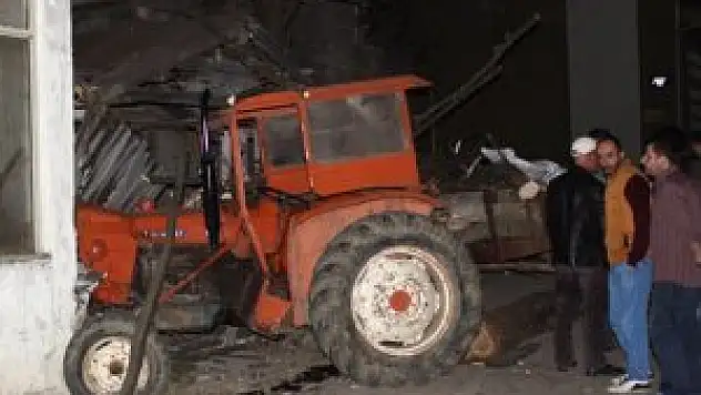 Freni boşalan traktör eve daldı: 2 yaralı