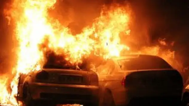 3 aracı yakıp kaçtı