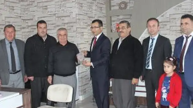 Karapınar'da eğitime destek olan işadamına plaket verildi