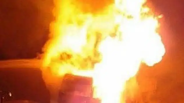 Şırnak'ta teröristler 2 tırı ateşe verdi