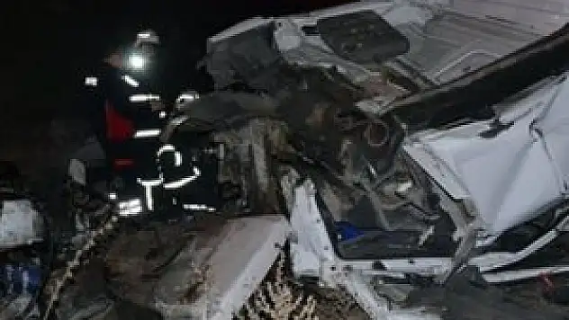 Çarpışan TIR ve kamyon konserve kutusuna döndü!