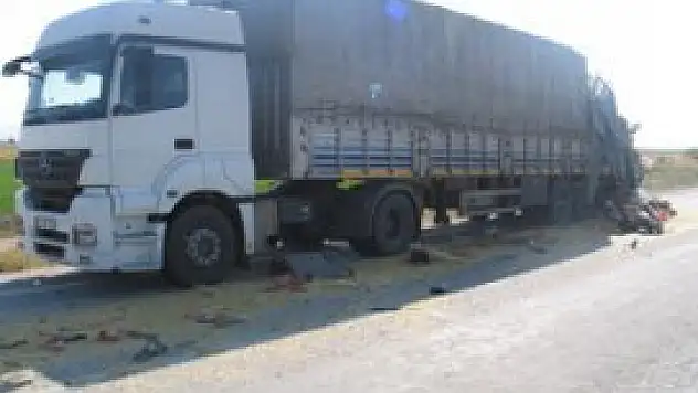 Saman yüklü tır park halindeki tıra çarptı!