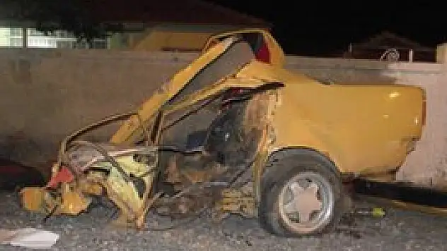 İkiye bölünen araçtan sağ çıktılar!