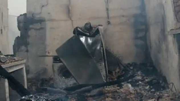 Manisa'da 3 ev kül oldu