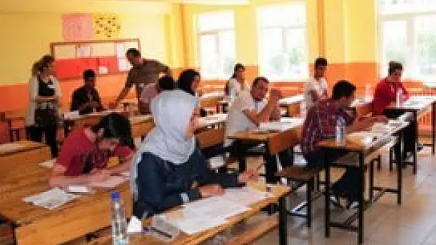 LYS'de öğrencinin kafasına alçı parçası düştü!