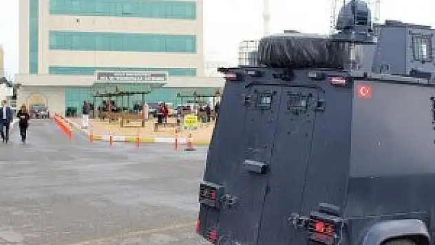 Diyarbakır'da zırhlı polis aracı devrildi: 3 yaralı