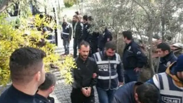 İzmir'de 22 insan taciri yakalandı