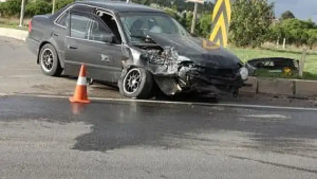 Otomobil, kamyonete çarptı: 5 yaralı