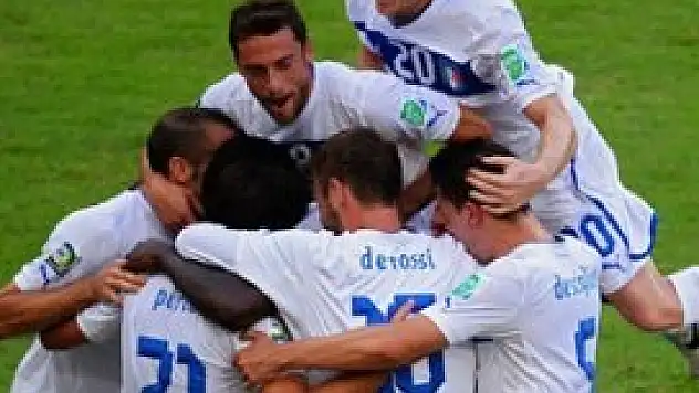 Balotelli İtalya'ya 3 puanı getirdi