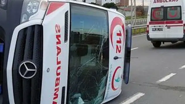 Kamyonetin çarptığı ambulans devrildi