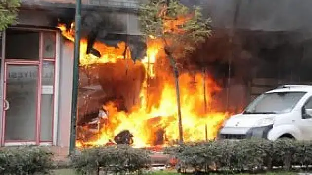 Bunalıma giren esnaf işyerini ateşe verdi