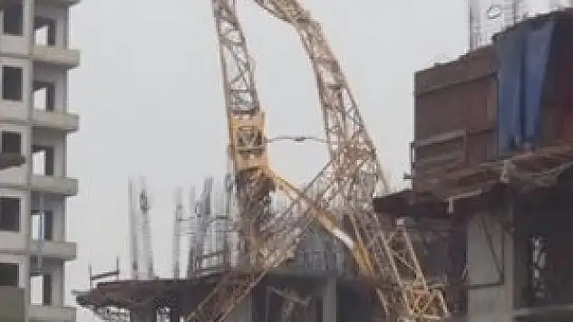 Vinç devrildi, kepçe operatörü altında kaldı