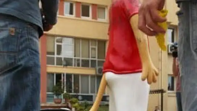 Kafasını kopartıp sokağa attılar!