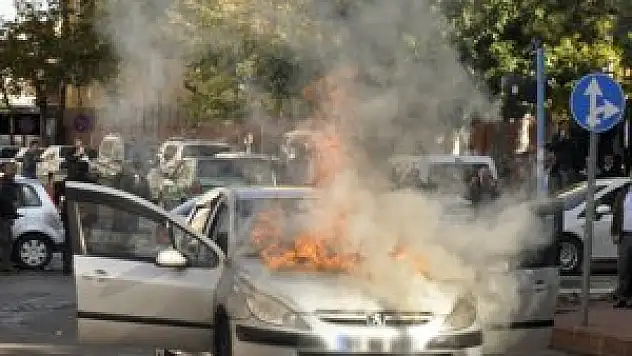 Seyir halindeki otomobil yandı