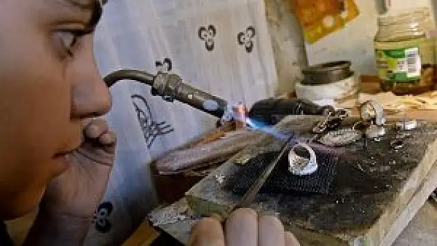 Sedefi takılarda yaşatıyor