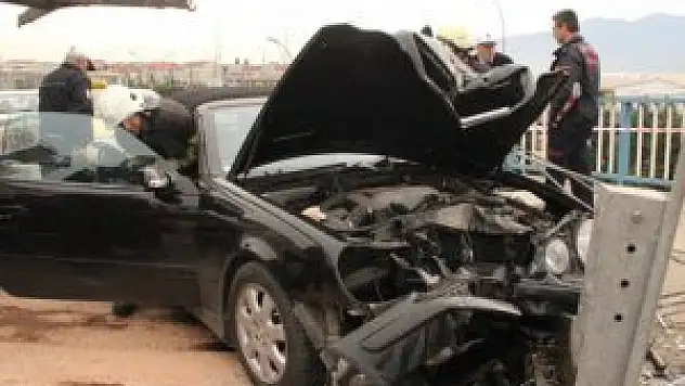 Direksiyon başında kalp krizi geçirdi, bariyerlere çarptı