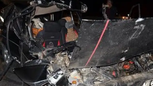 Direksiyonda sıkışan sürücüyü itfaiye kurtardı