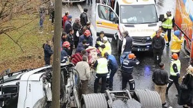 Sakarya'da otobüsle tır çarpıştı: 25 yaralı