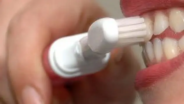 Diş fırçalama imkanı olmayanlara sakız çiğneme önerildi