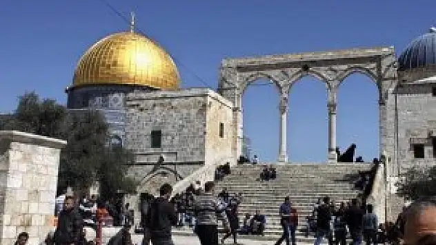 Jewish settlers converge on Jerusalem's Al-Aqsa complex