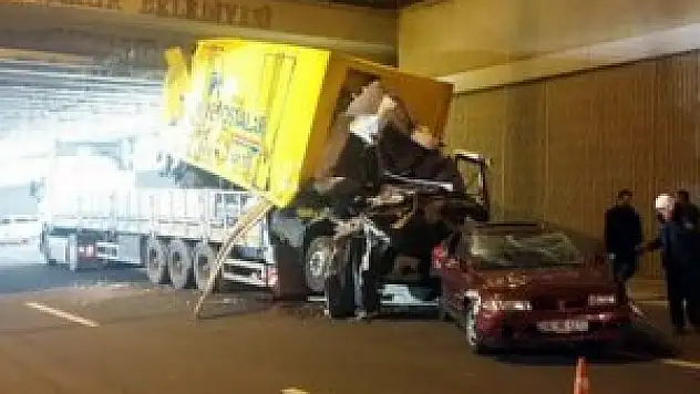 TIR'ın taşıdığı kamyon köprüye takıldı