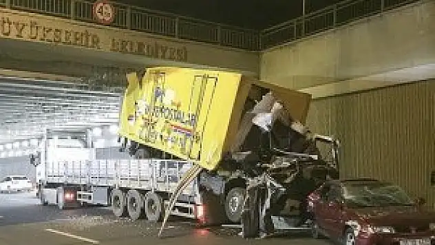 Köprüye takılan tırın üzerindeki araçlar yola düştü