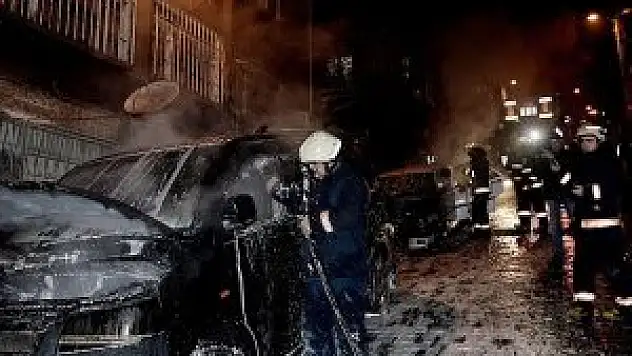 Beyoğlu'nda 6 araç kundaklandı