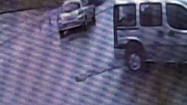 Otomobilin kadına çarpma anı kamerada