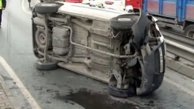 E-5'te kontrolden çıkan otomobil yan yattı