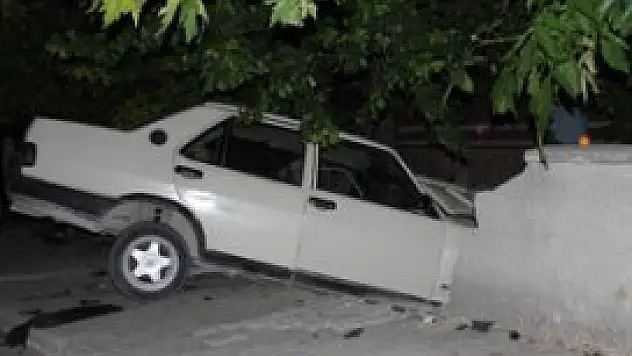 Kavşakta çarpışan araçlar bahçe duvarına daldı