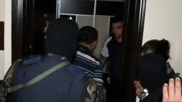 Polisten 'nazik' operasyon: 35 gözaltı