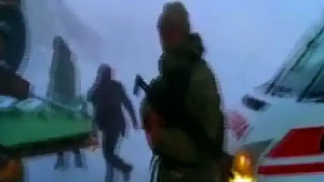 Kara saplanan ambulansı askeriye kurtardı