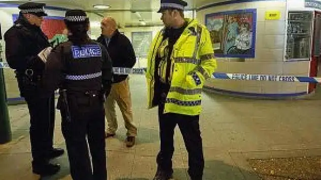 Police arrest man in London Tube 'terrorist incident'
