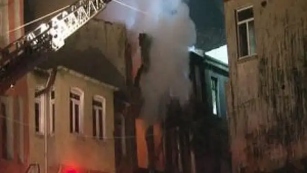 Çıkan yangında ahşap bina kül oldu