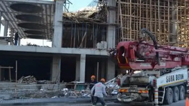 Caminin iskelesi çöktü: 3 yaralı