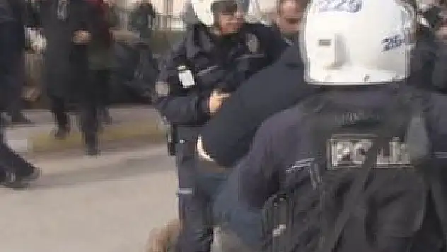 Öğrencilerle polis arasında olaylar çıktı: 12 gözaltı