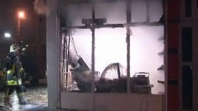 Bakkal dükkanı küle döndü