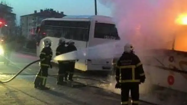 Hurda midibüs alev alev yandı
