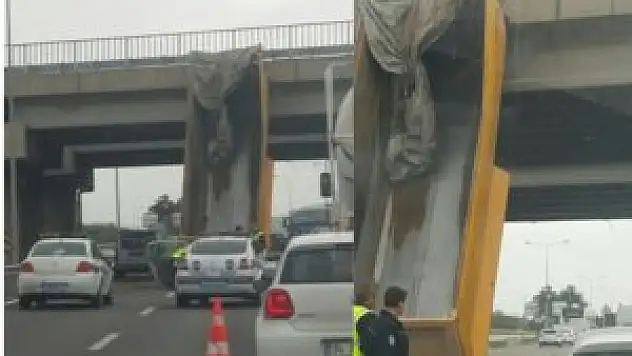 TIR'ın dorsesi üst geçitte asılı kaldı