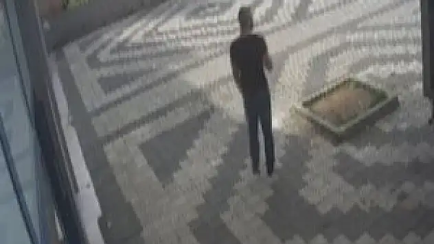 Ev almak isteyen yaşlı adamın parasını gasp ettiler