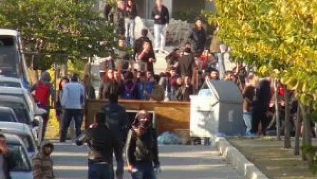 PKK yanlısı öğrenciler kampüsü savaş alanına çevirdi