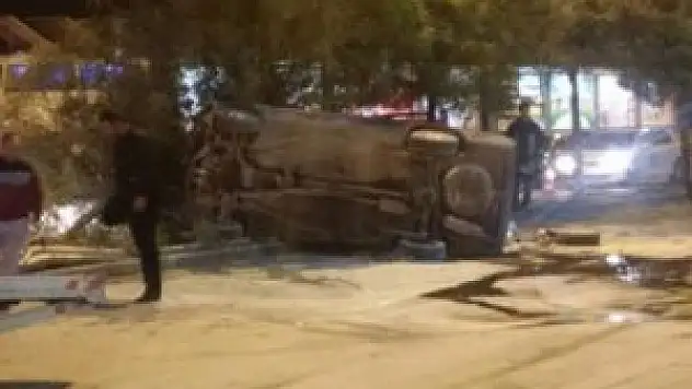 Takla atan otomobil ağacı devirdi: 2 yaralı