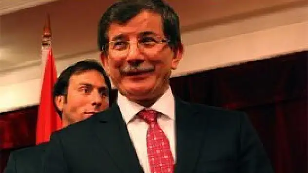 Davutoğlu'na 'yörük ağası elbisesi' hediye edildi