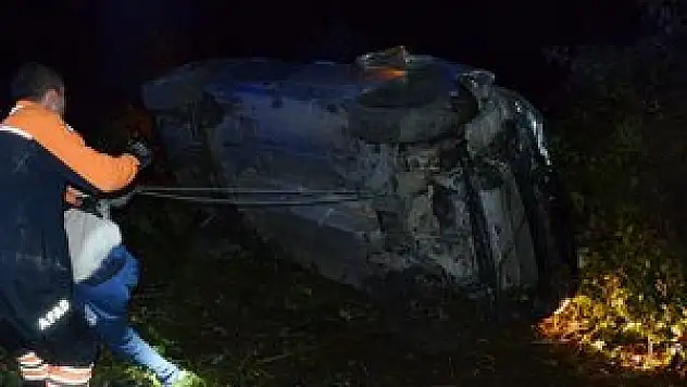 Devrilen otomobile halatlı önlem